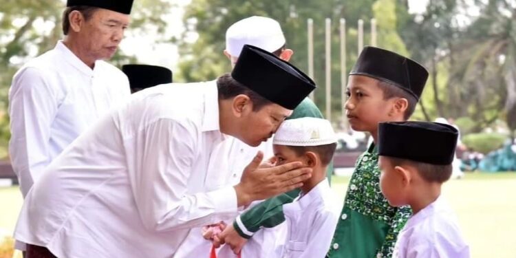 FOTO: IST/MATAKALTENG
Penjabat Bupati Kobar Budi Santosa saat beramah tamah dengan alah satu santri pada peringatan Hari Santri di halaman kantor bupati setempat, Minggu 22 Oktober 2023.