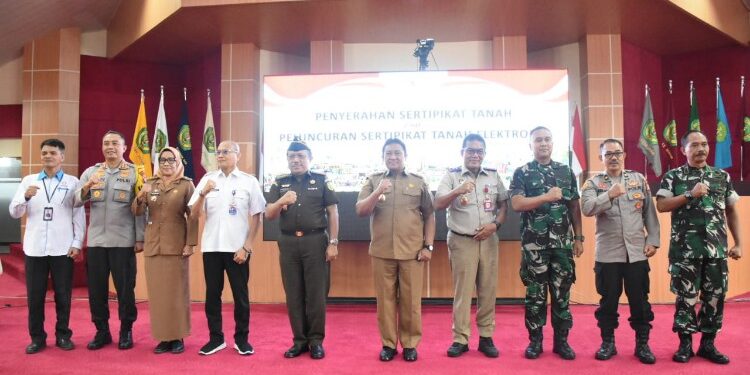 FOTO: MATAKALTENG - Wagub Kalteng Edy Pratowo secara daring dari Aula Rahan Universitas Palangka Raya menghadiri dan menyaksikan simbolis Peluncuran Sertifikat Tanah Elektronik sekaligus Penyerahan Sertifikat Tanah oleh Presiden RI Joko Widodo dari Istana Negara Jakarta.