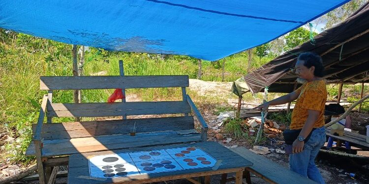 FOTO: IST/MATA KALTENG- Anggota Polsek Ketapang sedang cek lokasi perjudian ayam di wilayah hukumnya.