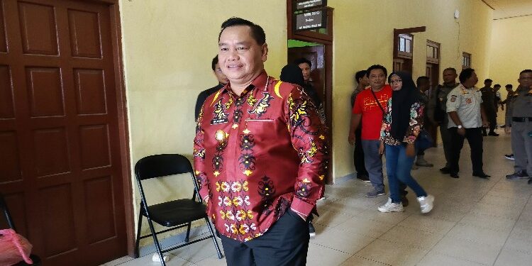 FOTO : DEVIANA/MATAKALTENG - Bupati Kotim Halikinnor saat meninjau kantor Satpol PP, belum lama ini.