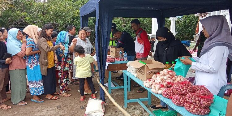 FOTO: AND/MATAKALTENG - Warga Kelurahan Bereng saat mengantri untuk membeli bahan pokok komoditi pada pasar penyeimbang, Senin 4 Desember 2023.