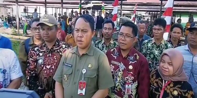 FOTO: MATAKALTENG - Pj Bupati Barsel, Deddy Winarwan saat mengunjungi Desa Sei Jaya dan Desa Mahjandau.