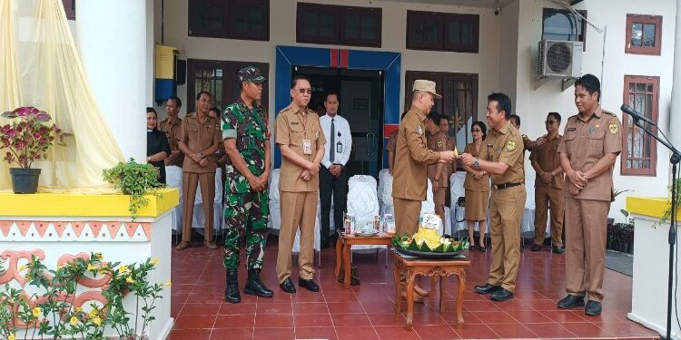 FOTO : DISKOMINFO SANTIK/MATA KALTENG - Bupati Gumas Jaya S Monong didampingi Sekda Richard ketika menyerahkan potongan tumpeng kepada Kepala DPU Baryen, Sekretaris DPU Bambang Jaya dan perwakilan petugas kebersihan, usai apel peringatan hari bakti pekerjaan umum ke-78, di halaman kantor DPU setempat, Senin, 4 Desember 2023.