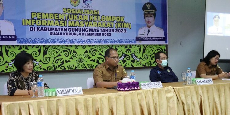 FOTO : DISKOMINFO SANTIK/MATA KALTENG - Suasana sosialisasi pembentukan KIM yang dihadiri oleh Kepala Diskominfo Santik Kabupaten Gumas Ruby Haris, Kabid PIP Emi Juniati, serta narasumber, di Aula Hotel Zepanya, Senin, 4 Desember 2023.