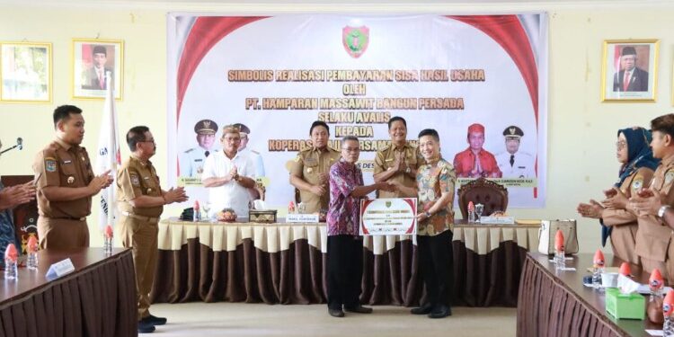 FOTO: MATAKALTENG - Wakil Gubernur Kalteng Edy Pratowo menyaksikan Penyerahan Simbolis Realisasi Pembayaran Hasil Usaha oleh PT. HMBP kepada Koperasi Maju Bersama Bangkal.