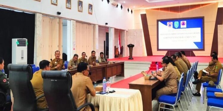 FOTO : AKH/MATAKALTENG - Pj Bupati Sukamara Kaspinor saat memimpin rapat di Aula Kantor Bupati Sukamara.