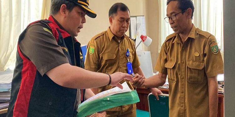 FOTO: MATAKALTENG - Tim Penyidik Kejati Kalteng melakukan penggeledahan di Kantor Badan Pengelolaan Keuangan dan Aset Kabupaten Barsel.