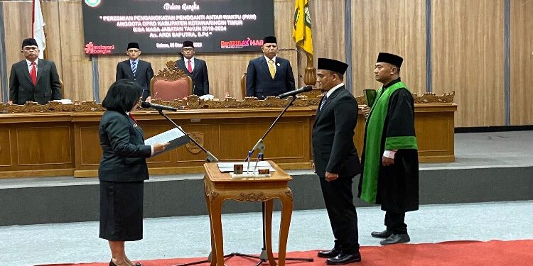 FOTO: DIAN/MATA KALTENG - Pengambilan sumpah jabatan dalam rangka peresmian pengangkatan pengganti antar waktu anggota DPRD Kabupaten Kotawaringin Timur sisa masa jabatan tahun 2019-2024 atas nama Ardi Saputra, 5 Desember 2023.