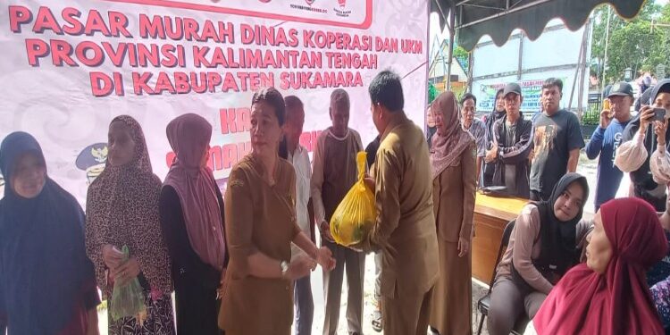 FOTO: AKH/MATAKALTENG - Pj Bupati Sukamara Kaspinor saat menyerahkan paket sembako kepada warga.