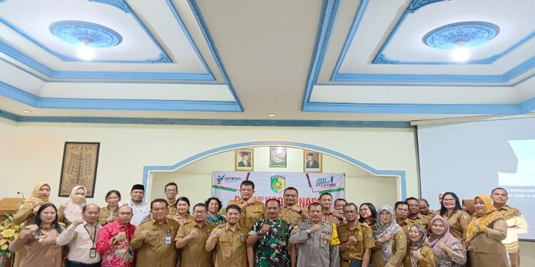 FOTO: RZL/MATAKALTENG - Foto bersama usai pembukaan rapat koordinasi.