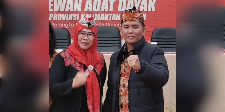 FOTO: MATAKALTENG - Ketua Umum DAD Kalteng, H Agustiar Sabran, bersama Ketua Rombongan, Hj Nataliasi.