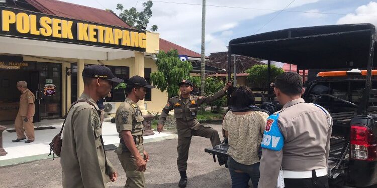 FOTO: IST/MATA KALTENG - NA Saat hendak dibawa ke rumah sakit dr Murdjani Sampit.
