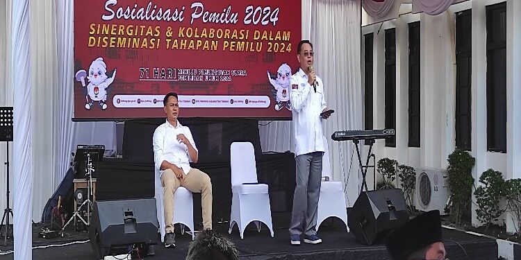 FOTO: MATAKALTENG - Kegiatan sosialisasi Pemilu 2024 dengan Tajuk Acara Coffe Senja di Halaman Kantor KPU Kalteng.