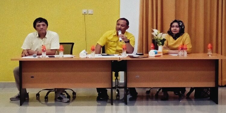 FOTO: Taufik/MATAKALTENG - Ketua DPD Golkar Barsel, H Eddy Raya Samsuri, didampingi HSekretaris Golkar Evatro dan pengurus Hj Nyimas Artika, saat memimpin Konsolidasi dan Koordinasi Golkar di Buntok.