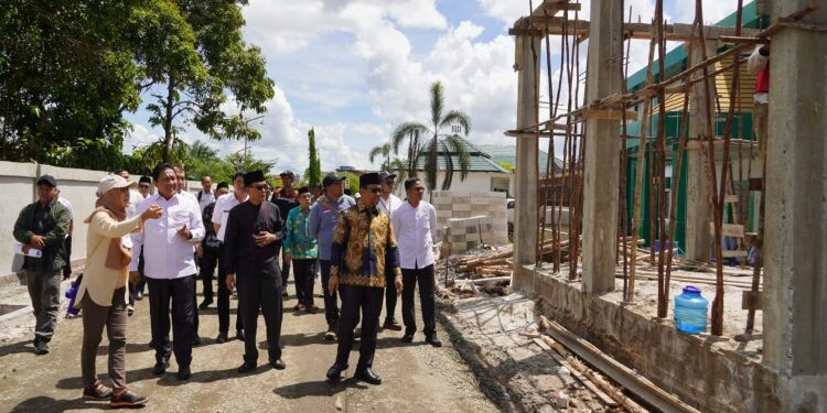 FOTO: MATAKALTENG - Wakil Gubernur Kalteng H. Edy Pratowo saat meninjau Proyek Pembangunan Sarana Prasarana di lingkungan Sekretariat LPTQ Kalteng.