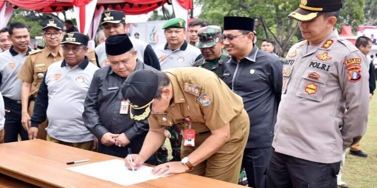 FOTO: IST/MATAKALTENG
- Penandatanganan Pilkades Damai di Kabupaten Kotawaringin Barat.
