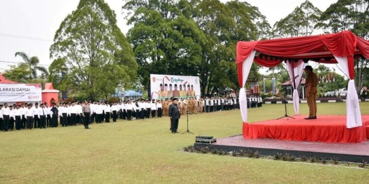 FOTO: IST/MATAKALTENG - Penjabat Bupati Kobar meminta kepada aparatur desa untuk netral dalam Pilkades 2023.