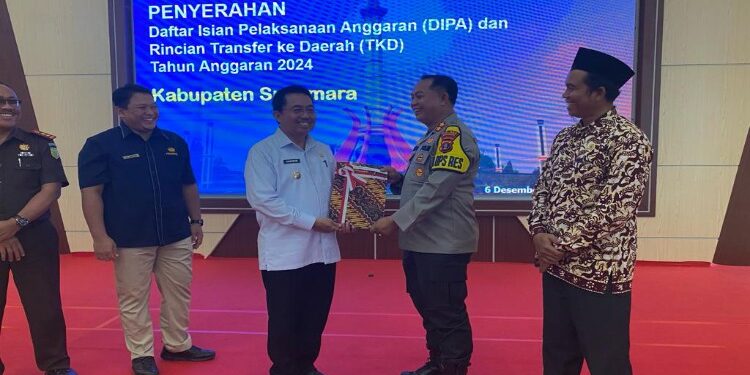 FOTO: AKH/MATAKALTENG - Pj Bupati Sukamara Kaspinor saat menyerahkan DIPA ke Kapolres Sukamara AKBP Dewa Made Palguna.