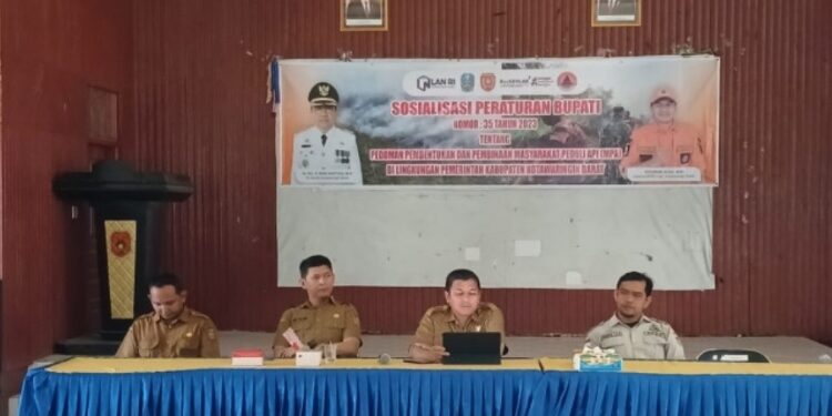 FOTO: IST/MATAKALTENG Kalaksa BPBD Kobar Syahruni saat kegiatan sosialisasi Perbup Nomor 35 Tahun 2023 di Pangkalan Banteng, Senin 23 Oktober 2023.