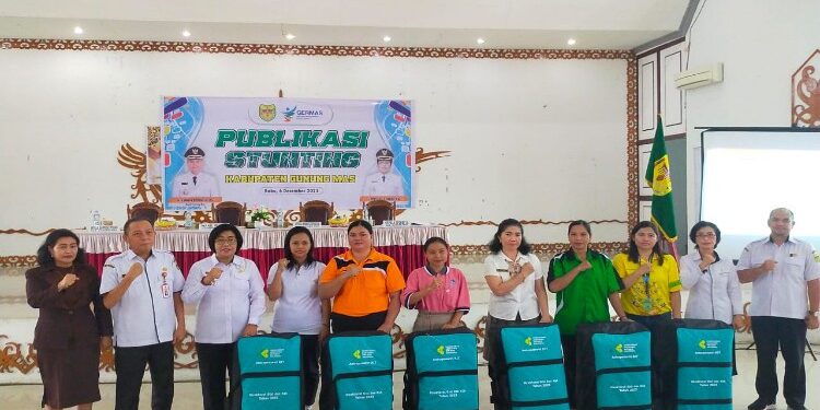 FOTO : DISKOMINFO SANTIK/MATA KALTENG - Wakil Bupati Gumas Efrensia LP Umbing didampingi Kepala Dinas Kesehatan Arnold Usup, berfoto bersama dengan kepala puskesmas usai penyerahan bantuan peralatan kesehatan untuk kebutuhan puskesmas, di GPU Damang Batu, Rabu, 6 Desember 2023.