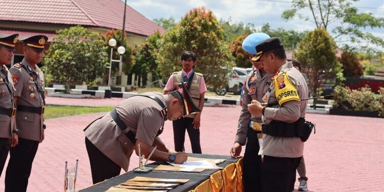 FOTO : HUMAS POLRES GUMAS/MATA KALTENG - Kapolres Gumas AKBP Asep Bangbang Saputra memimpin sertijab belasan perwira polres setempat, Rabu, 6 Desember 2023.