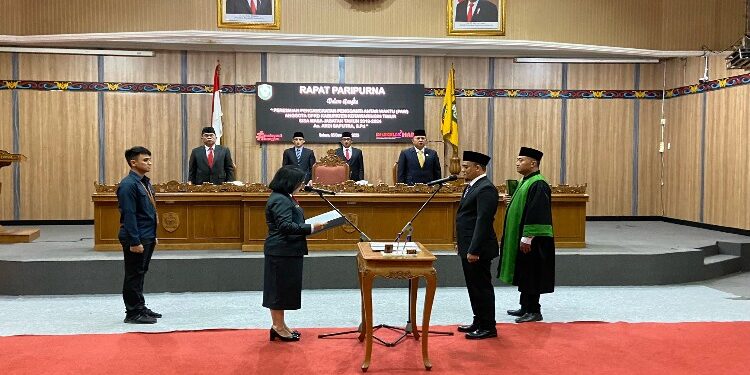 FOTO: DIAN/MATA KALTENG - Pelantikan PAW Ardi Saputra sebagai Anggota DPRD Kotim.
