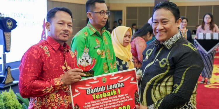 FOTO: MATAKALTENG - Wagub dan Ketua TP PKK Kalteng Hadiri Peringatan Hari Ibu.