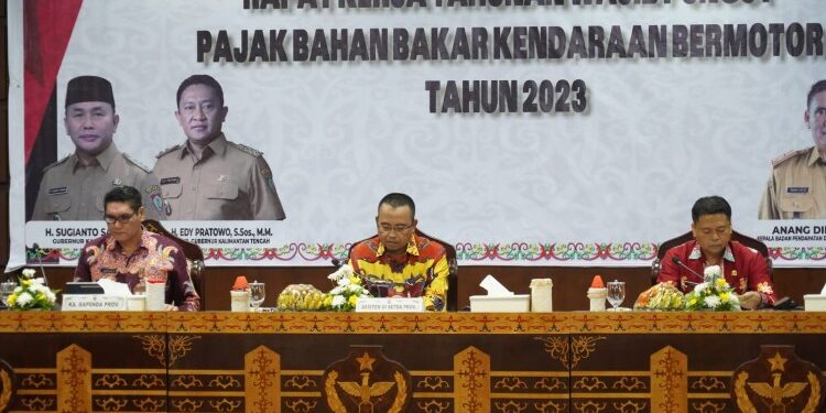 FOTO: MATAKALTENG - Asisten Bidang Administrasi Umum Setda Kalteng Sri Suwanto saat pimpin Rapat Kerja Tahunan Wajib Pungut Pajak Bahan Bakar Kendaraan Bermotor Tahun 2023.