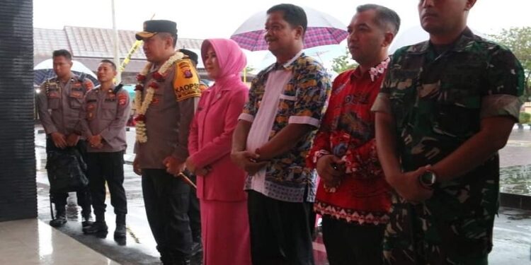 FOTO: PROKOM SERUYAN/MATA KALTENG - Pj Bupati Seruyan, Djainuddin Noor (tiga dari kanan) saat mengikuti prosesi penyambutan kunker Kapolda Kalteng di Mapolres Seruyan.