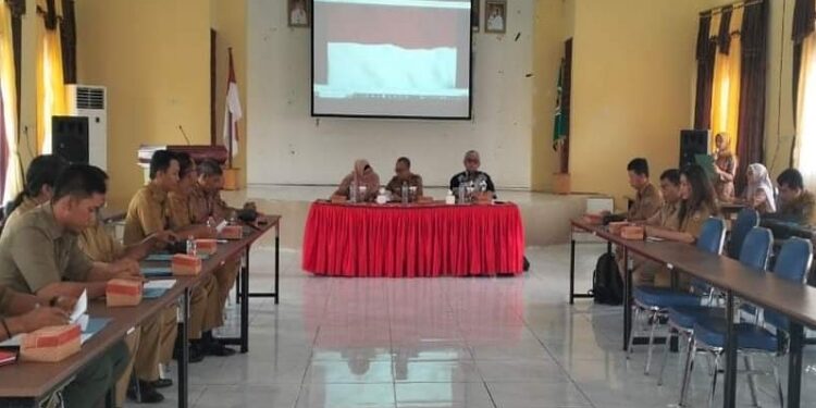 FOTO: IST/MATA KALTENG - Suasana saat rapat konsultasi publik pertama penyusunan RPPEG yang dibuka langsung oleh Kepala DLHK Kabupaten Seruyan Muhamad Mukhlis di Aula Bapenda setempat beberapa waktu lalu.