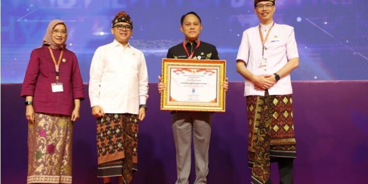 FOTO: MATAKALTENG - Pj Bupati Barsel saat menerima penghargaan SAKIP Dan RB Award 2023 dari Kementerian PANRB.