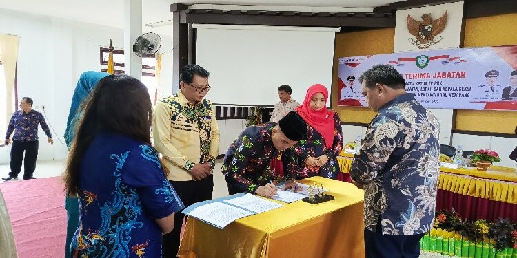 FOTO: DEVIANA/MATAKALTENG - Plt Staf Ahli saat menyaksikan sertijab Camat MBK, Kamis 7 Desember 2023.