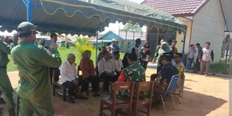 FOTO: IST/MATAKALTENG
- Pemilihan kepada Desa Tanjung Putri Kecamatan Arsel, Kabupaten Kobar, Kamis 26 Oktober 2023.