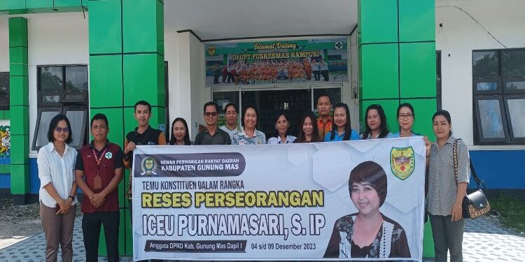 FOTO: ICEU PURNAMASARI/MATA KALTENG - Anggota DPRD Kabupaten Gumas Iceu Purnamasari berfoto bersama dengan pegawai puskesmas Kampuri, ketika melaksanakan reses perseorangan, Rabu, 6 Desember 2023.