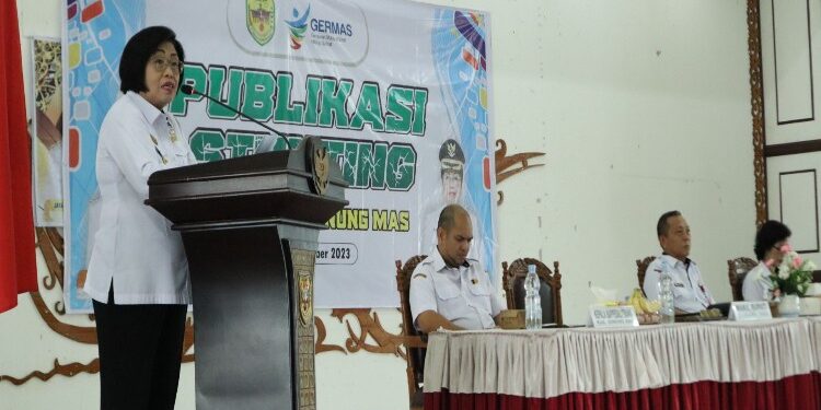 FOTO : DISKOMINFO SANTIK/MATA KALTENG - Wakil Bupati yang juga Ketua TPPS Kabupaten Gumas Efrensia LP Umbing, memberi arahan pada kegiatan publikasi stunting tingkat kabupaten tahun 2023, di GPU Damang Batu, Rabu, 6 Desember 2023.