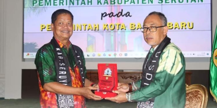 FOTO: PROKOM SERUYAN/MATA KALTENG - Pj Bupati Seruyan, Djainuddin Noor (kiri) saat menghadiri kunjungan kaji tiru di Pemerintah Kota Banjarbaru.
