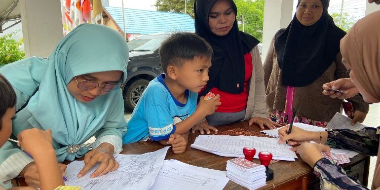 FOTO: DIAN/MATA KALTENG - Pengambilan kupon jalan sehat pemilu damai di KPU Kotim, Kamis 7 Desember 2023.