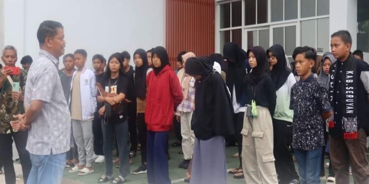 FOTO: PROKOM SERUYAN/MATA KALTENG - Pj Bupati Seruyan, Djainuddin Noor (kiri) saat memberikan arahan dan pesan dalam kepulangan rombongan kaji tiru guru dan siswa berpestasi di Banjarbaru.