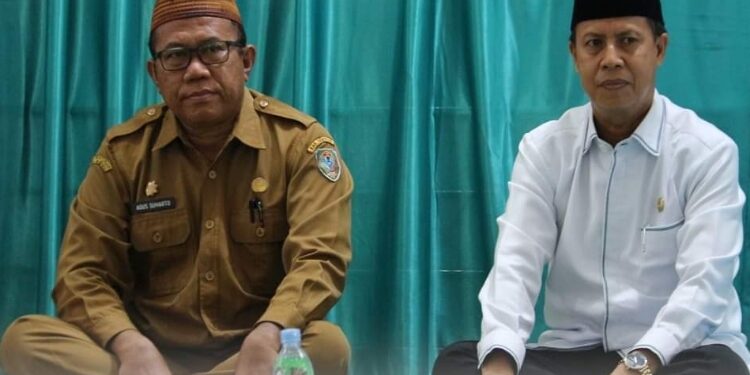 FOTO: PROKOM SERUYAN/MATA KALTENG - Asisten Pemerintahan dan Kesejahteraan Rakyat Setda Seruyan, Agus Suharto (kiri) saat menghadiri siraman rohani di Masjid Agung Nurul Yaqin Kuala Pembuang, Senin 4 Desember 2023.