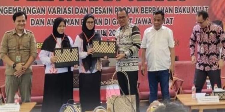 FOTO: PROKOM SERUYAN/MATA KALTENG - Pj Sekda Seruyan, Bahrun Abbas (tiga dari kanan) saat menghadiri agenda pelatihan teknis pengembangan variasi dan desain produk berbahan baku kulit dan anyaman rotan yang dilaksanakan di Kabupaten Garut, Jawa Barat.