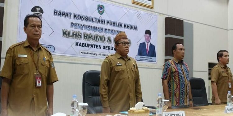 FOTO: PROKOM SERUYAN/MATA KALTENG - Asisten Pemerintahan dan Kesejahteraan Rakyat Setda Seruyan, Agus Suharto (dua dari kiri) saat menghadiri rapat konsultasi publik kedu penyusunan dokumen KLHS PJMD dan RPJPD Seruyan di Aula Bappedalitbang Seruyan.