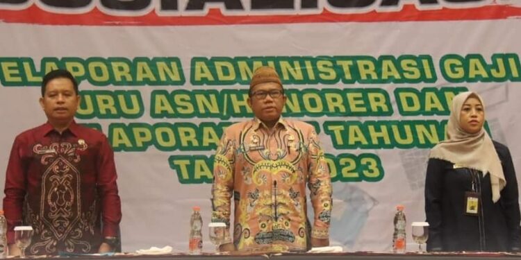 FOTO: PROKOM SERUYAN/MATA KALTENG - Asisten Pemerintahan dan Kesejahteraan Rakyat Setda Seruyan, Agus Suharto (tengah) saat menghadiri sosialisasi pelaporan administrasi gaji guru ASN/honorer dan pelaporan SPT tahunan di Sampit, Kotawaringin Timur.