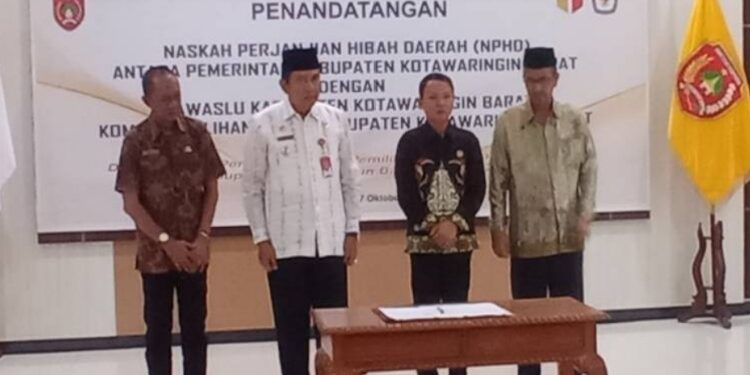 FOTO: IST/MATAKALTENG
- Pj Bupati Kobar bersama Kepala Kesbangpol serta Ketua KPU Kobar saat penandatanganan Naskah Perjanjian Hibah Daerah kemarin.