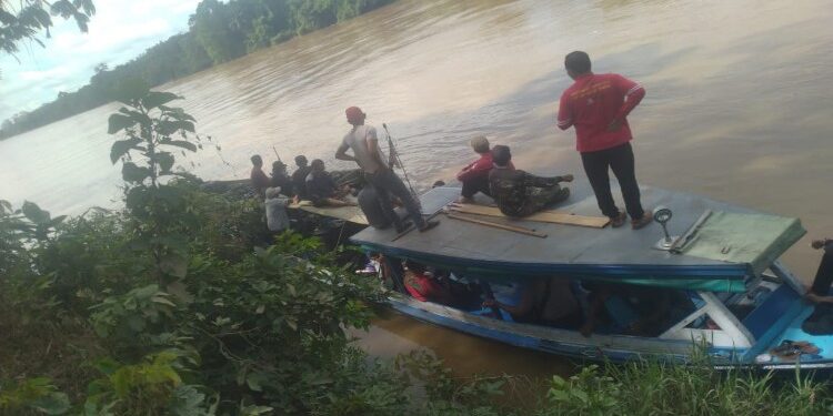 FOTO : IST/MATAKALTENG - Suasana pencarian korban yang diduga hilang di sungai Samba.