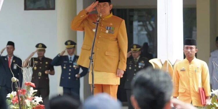 FOTO: MATAKALTENG - Pj Bupati Kobar saat memimpin upacara Hari Sumpah Pemuda.