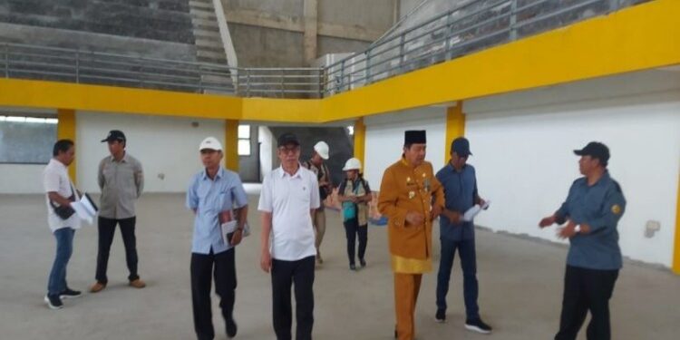 FOTO: IST/MATAKALTENG - PJ Bupati Kotawaringin Barat Budi Santosa saat meninjau Sport Center Pangeran Ratu Alamsyah, Senin 30 Oktober 2028.