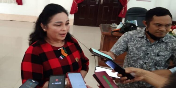 FOTO: MATAKALTENG - Ketua Komisi II DPRD Barsel, Ensilawatika Wijaya.