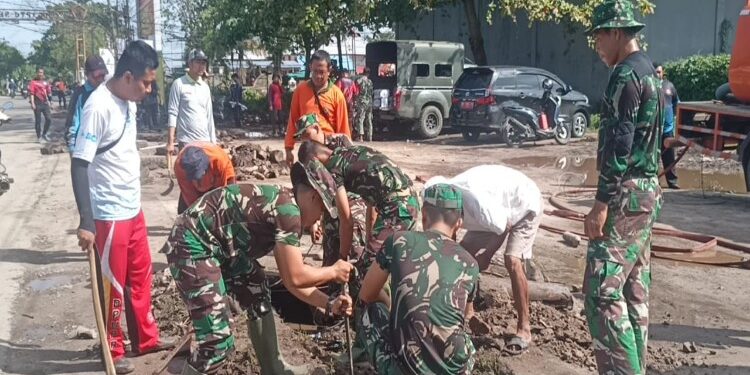 FOTO: IST/MATA KALTENG - Kodim 1015 Sampit dengan Instansi pemerintah sedang melakukan pembersihan parit. Jumat, 8 Desember 2023.