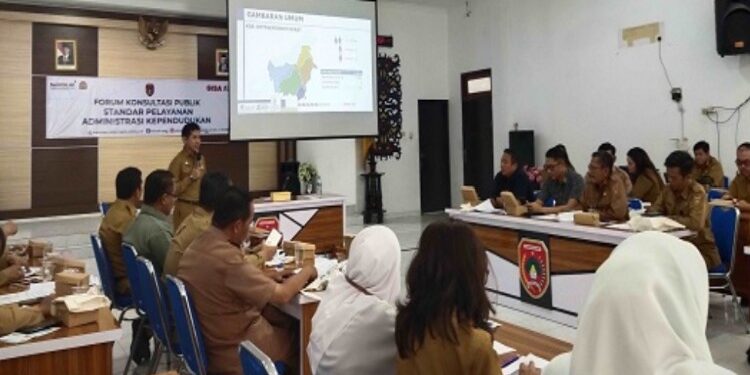 FOTO: IST/MATAKALTENG - Plt Kepala Disdukcapil Kobar Rody Iskandar saat menghadiri Forum Konsultasi Publik (FKP) Rabu 1 November 2023