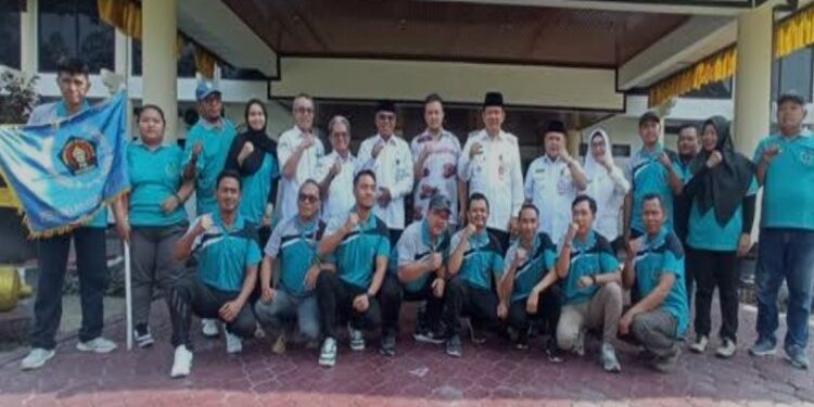 FOTO: MATAKALTENG - Pj Bupati Kobar Budi Santosa melepas atlet Porwada dari halaman kantor Bupati Kobar, Rabu 1 November 2023.